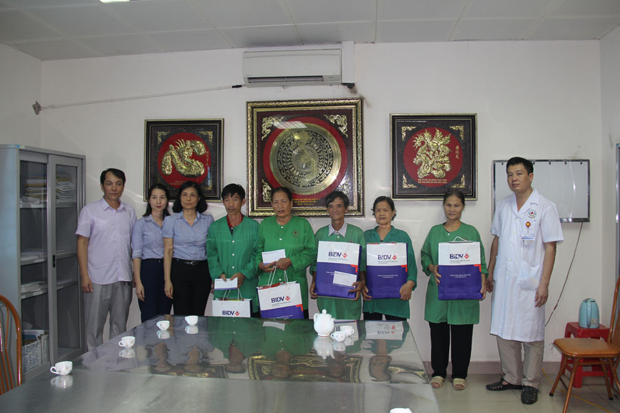 Đại diện 2 đơn vị trao tặng quà cho bệnh nhân tại m.79king 32